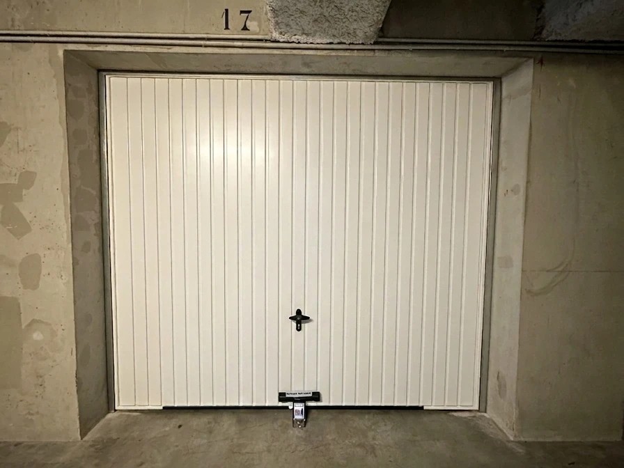 Porte de garage basculante blanche installée par Dépan Express Habitat